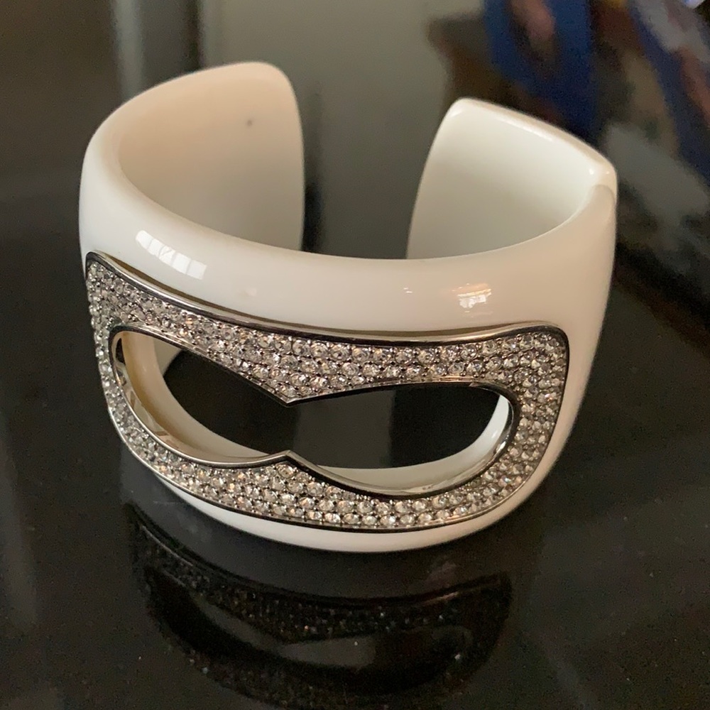 Butler designed hinged bangle
